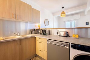 Fridge, microwave, oven, stovetop - Panoramic Sea View Apartment in the Heart of Valras (Valras-Plage)
