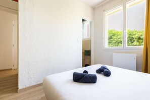 1 bedroom, travel cot, bed sheets