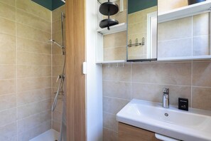 Shower, towels, shampoo