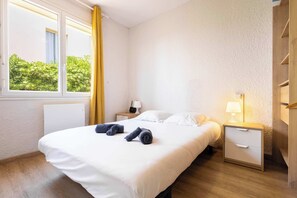 1 bedroom, travel crib, bed sheets