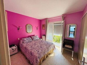 1 chambre, fer et planche à repasser, draps fournis
