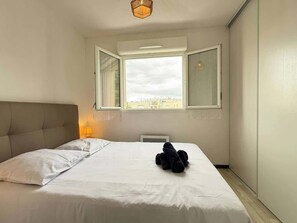 2 bedrooms, iron/ironing board, WiFi, bed sheets