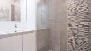 Een douche, een haardroger, handdoeken