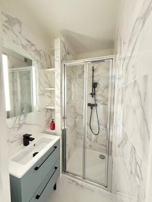 Shower, hair dryer, towels