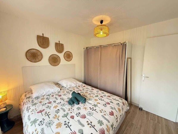 2 bedrooms, iron/ironing board, travel cot, WiFi