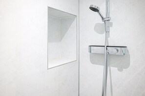 Douche, séchoir à cheveux, serviettes fournies