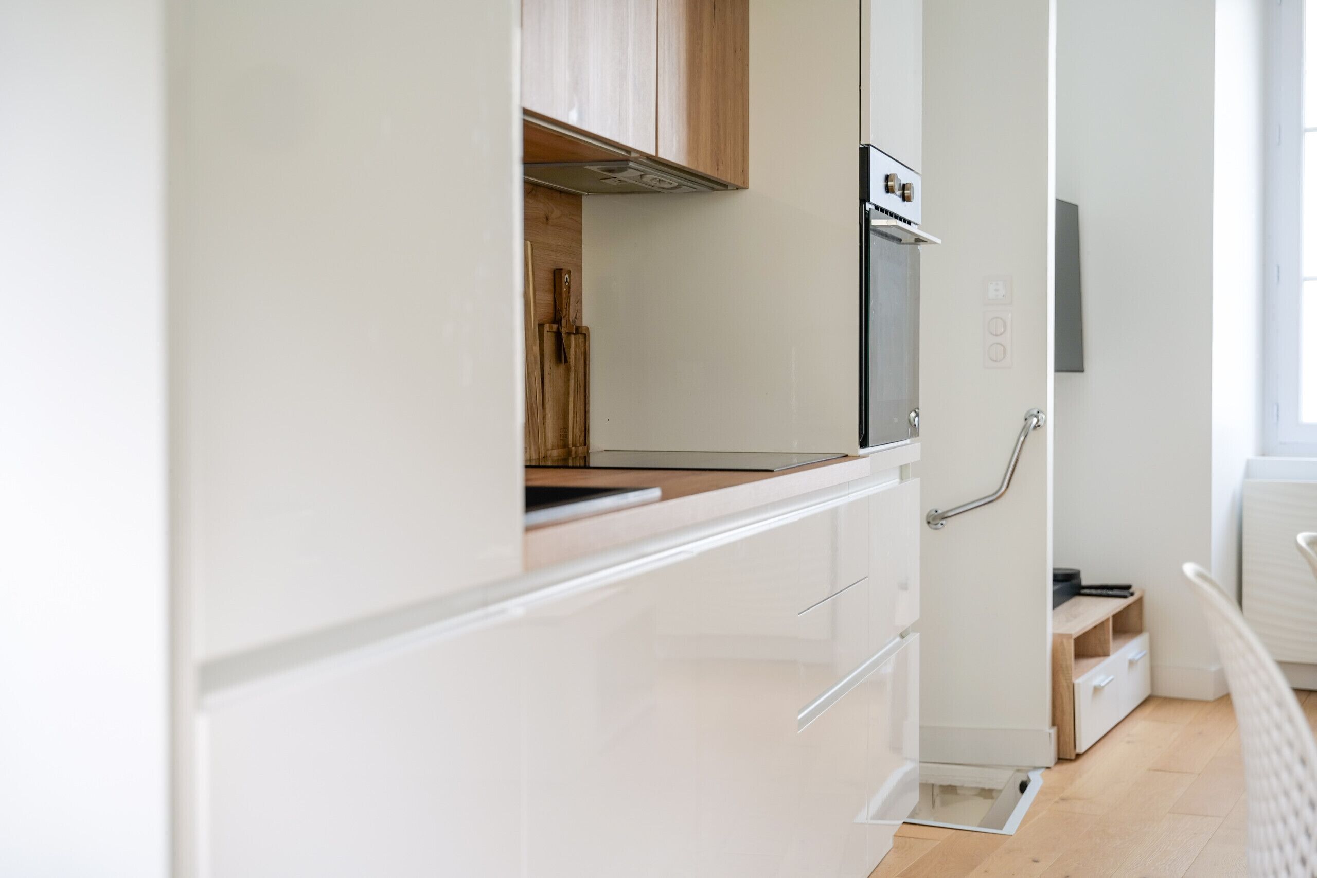 Een koelkast, een microgolfoven, een oven, een vaatwasser