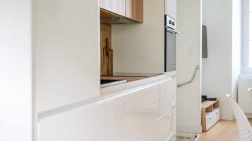 Een koelkast, een microgolfoven, een oven, een vaatwasser