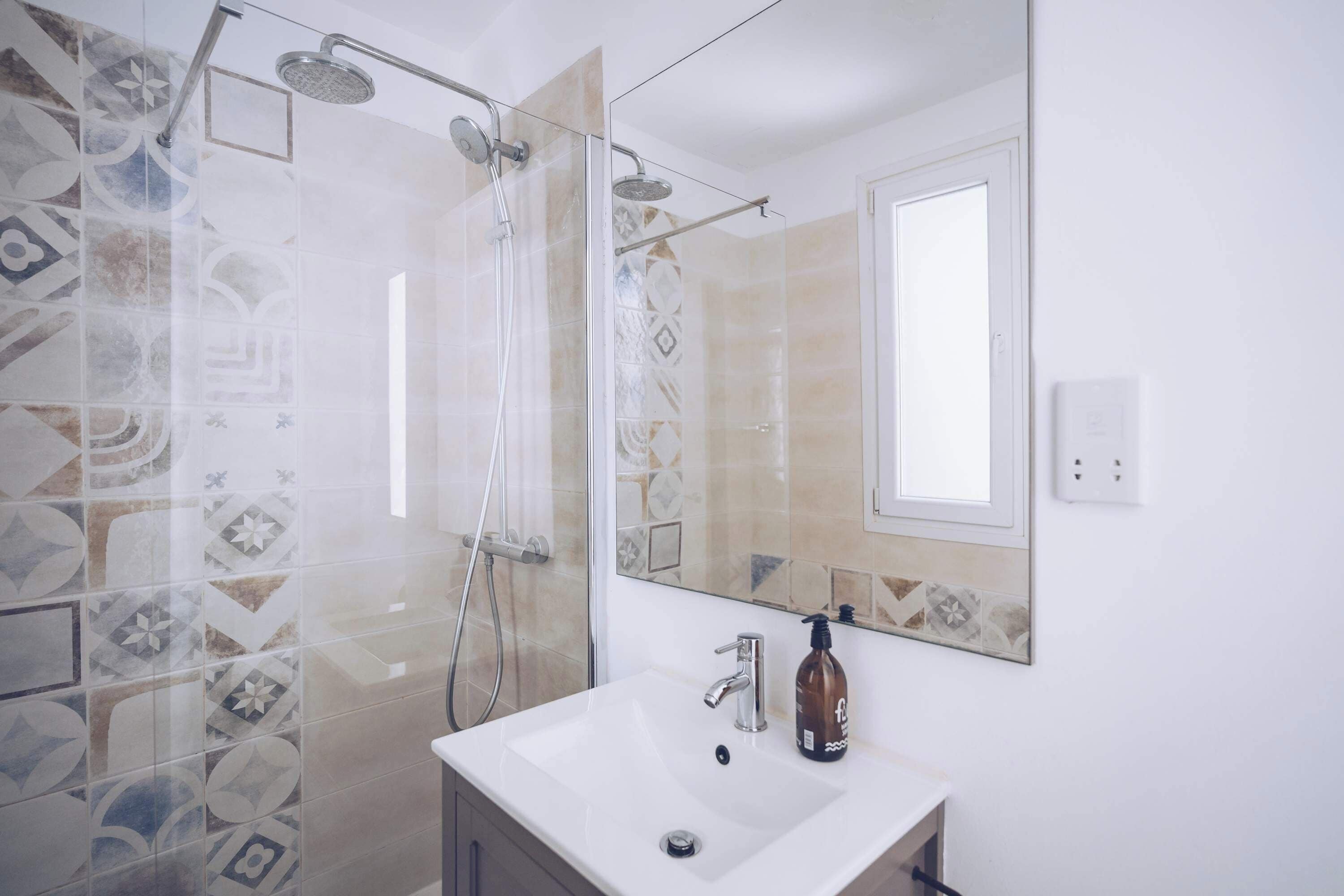 Douche, sèche-cheveux, serviettes fournies