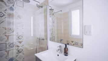 Douche, sĂšche-cheveux, serviettes fournies