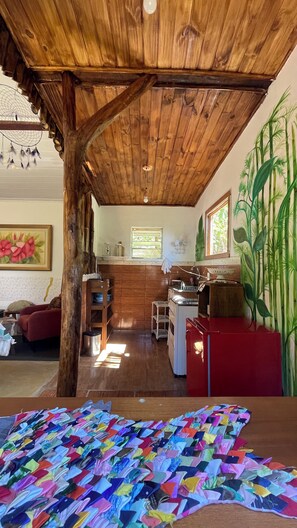 Chalé conforto, varanda coberta, vista para a montanha | Comodidades do quarto