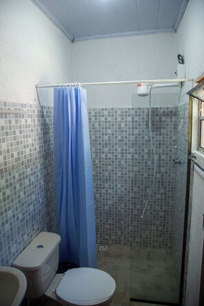 Comfort chalet, veranda, uitzicht op bergen | Badkamer | Een douche, gratis toiletartikelen, handdoeken, zeep