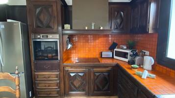 Frigorífico, microondas, horno y placa de cocina