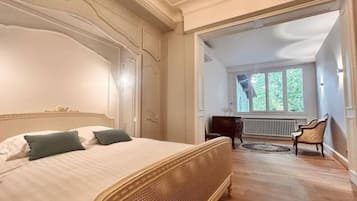 Desk, iron/ironing board, travel cot, WiFi