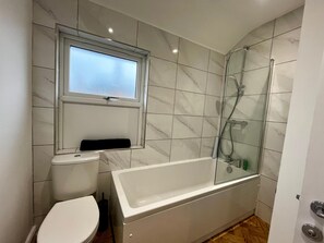 Shower, hair dryer - 3 Bedroom Home in Wellington (Wellington)