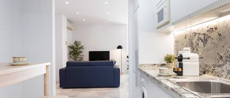 Apartamento (2 Bedrooms) | Cozinha privada | Geladeira grande, micro-ondas, fogão, cooktop