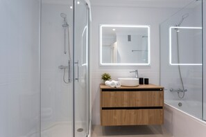 Lejlighed (2 Bedrooms) | Badeværelse | Håndklæder, Sæbe, Shampoo, Toiletpapir