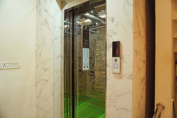 TV - Hotel Shri Krishna (Pipariya)