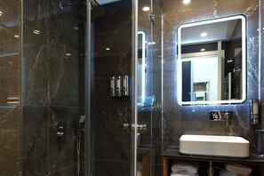 Haartrockner, Handtücher, Seife, Shampoo