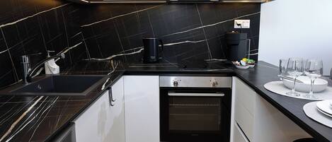 Réfrigérateur, four, plaque de cuisson, cafetière/bouilloire