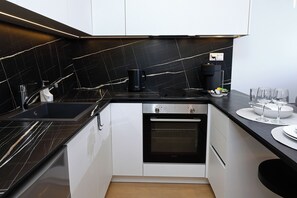 Kühlschrank, Ofen, Herdplatte, Wasserkocher mit Kaffee-/Teezubehör
