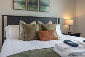 5 bedrooms, desk, iron/ironing board, travel cot