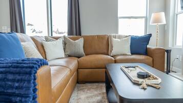 TV connectée, table de tennis de table, livres, espaces bureaux