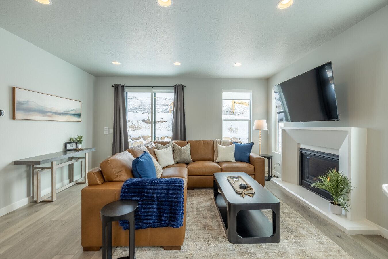 Een smart-tv, een tafeltennistafel, boeken en een kantoor