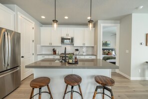 Fridge, microwave, oven, stovetop - A Skiers Dream • Salt Water Hot Tub • Cold Plunge (Daniel)