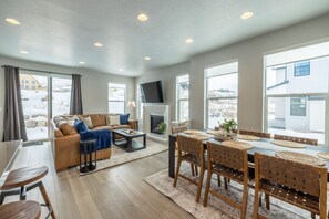 Interior - A Skiers Dream • Salt Water Hot Tub • Cold Plunge (Daniel)