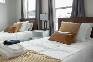 5 bedrooms, desk, iron/ironing board, travel cot - A Skiers Dream • Salt Water Hot Tub • Cold Plunge (Daniel)