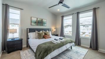 5 slaapkamers, een bureau, een strijkplank/strijkijzer, reisbedje