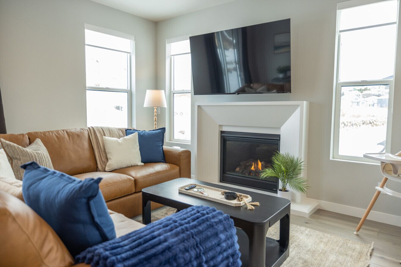 TV connectée, table de tennis de table, livres, espaces bureaux