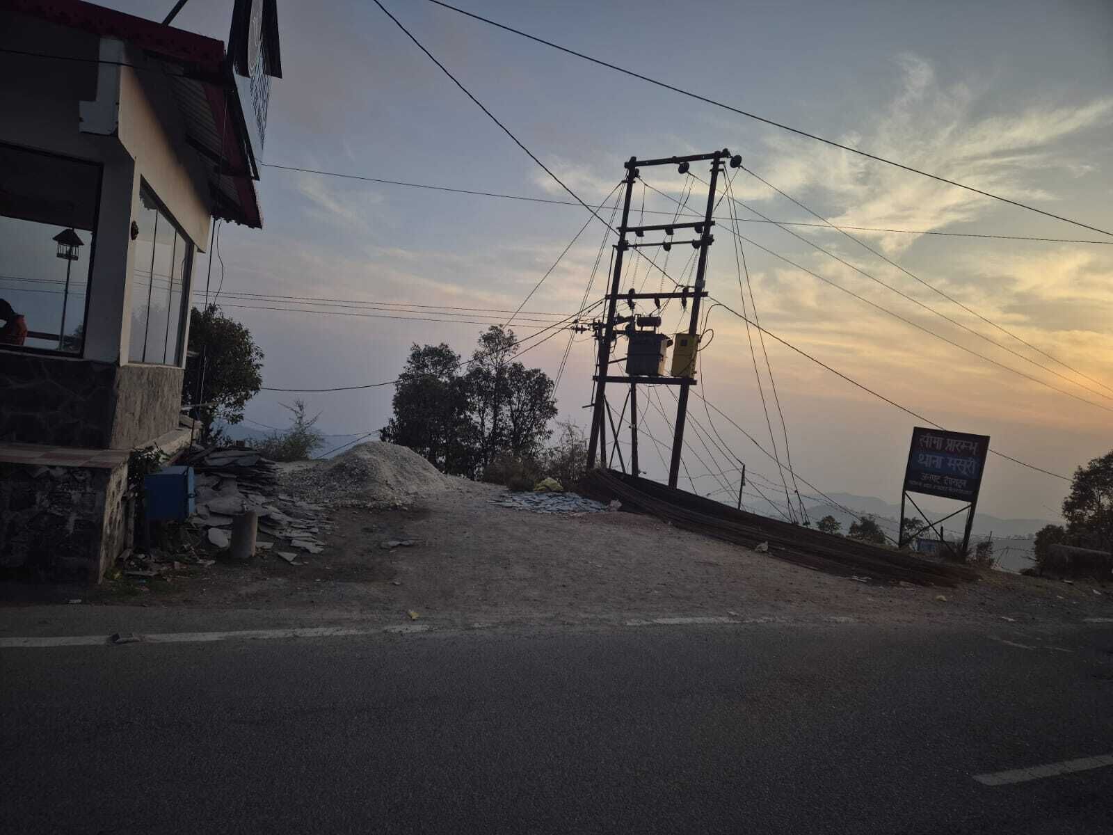 Una carretera con un poste de electricidad y un cartel.