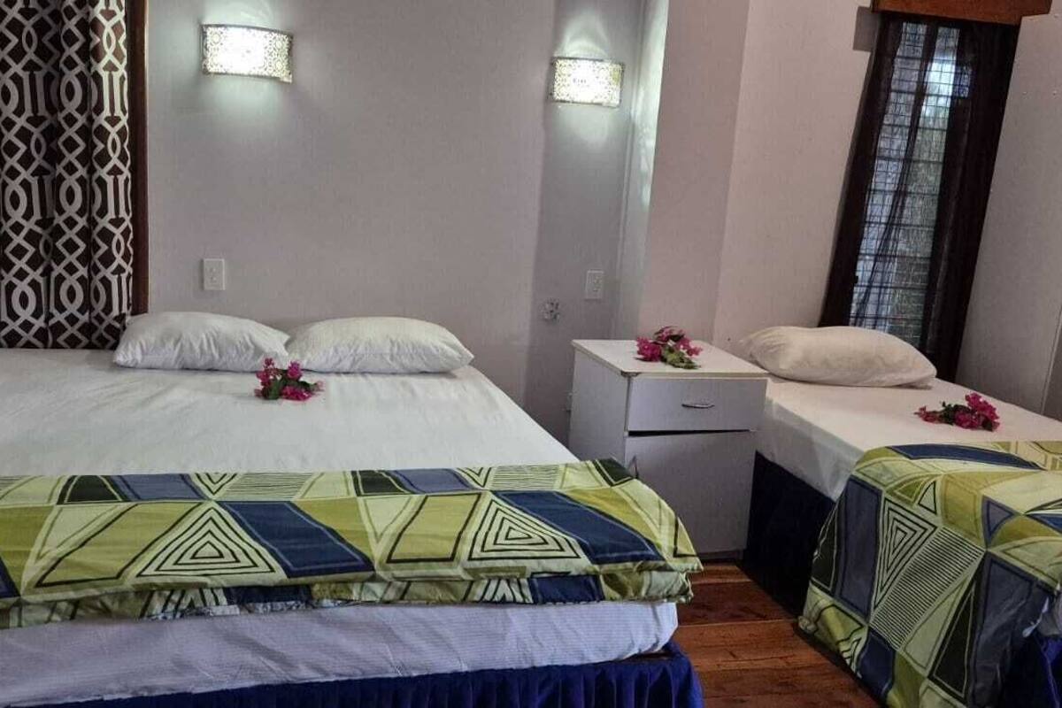 Luksus-dobbelt- eller tomannsrom, flere senger, balkong, bakgårdsutsikt | Italienske Frette-laken, sengetøy av topp kvalitet og dundyner