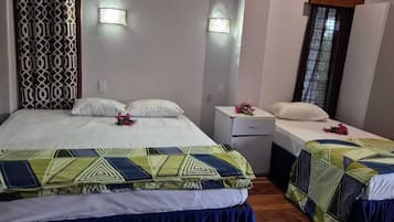 奢華雙人或雙床房, 多張床, 露台, 庭園景 | 意大利 Frette 床單、高級寢具、羽絨被、記憶棉床墊