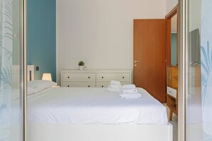 2 bedrooms, bed sheets
