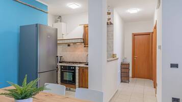 Frigorifero, forno, piano cottura, macchina per tè/caffè