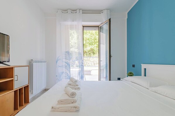 2 bedrooms, bed sheets