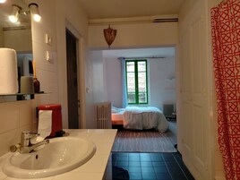 Basic Townhome | 7 bedrooms, free WiFi