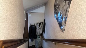 A narrow staircase with wooden handrails and a red carpet at the bottom. - Bed and breakfast USA (Mayenne)