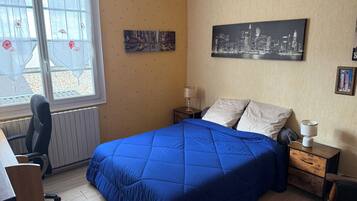 1 slaapkamer, een strijkplank/strijkijzer, wifi, beddengoed