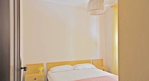 2 slaapkamers, een strijkplank/strijkijzer, beddengoed