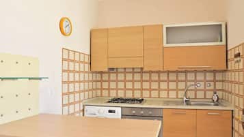 KĂŒhlschrank, Ofen, Herdplatte, Wasserkocher mit Kaffee-/Teezubehör