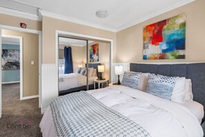 4 bedrooms, desk, iron/ironing board, travel crib - Modern Eclectic Home~Walk to WEM~AirCon~Yard~Hot Tub (Edmonton)