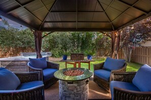 Terrace/patio - Modern Eclectic Home~Walk to WEM~AirCon~Yard~Hot Tub (Edmonton)