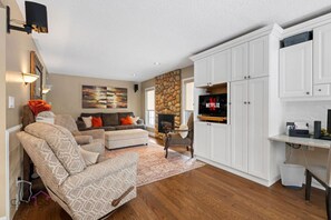 Smart TV, fireplace, video games, books - Modern Eclectic Home~Walk to WEM~AirCon~Yard~Hot Tub (Edmonton)