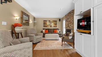 Smart TV, fireplace, books, stereo