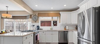 Modern Eclectic Home~Walk to WEM~AirCon~Yard~Hot Tub