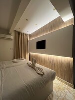 Caja de seguridad en la habitación y espacio para trabajar con laptop 